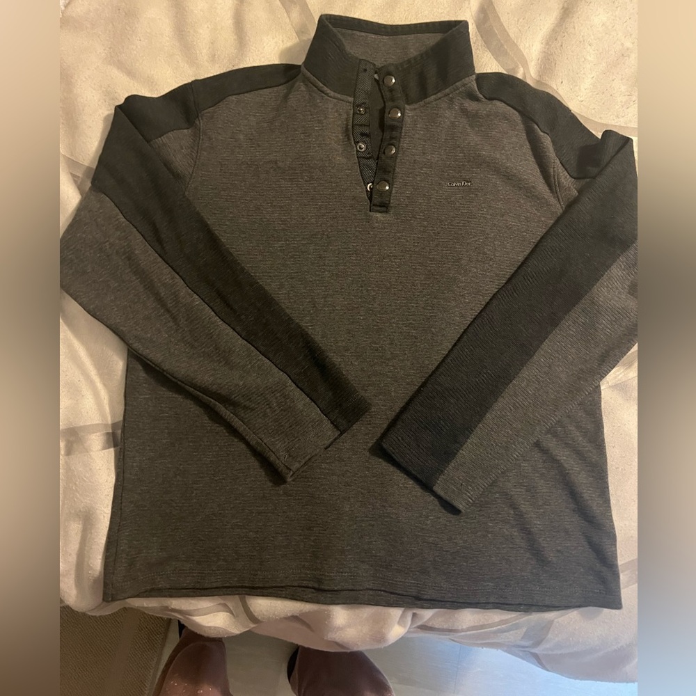 Men's long sleeve Calvin Klein 3 button at neck top.
